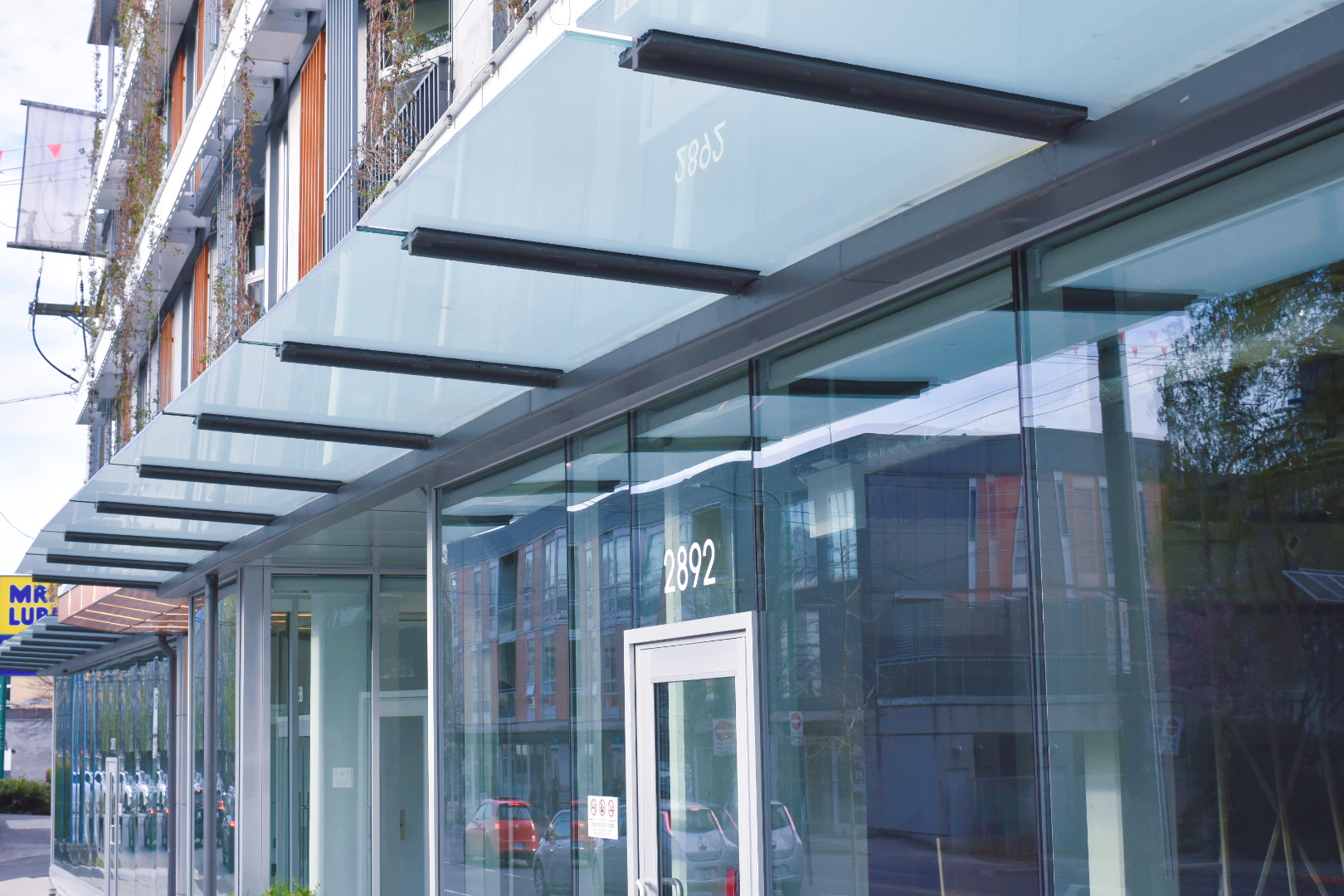 Frameless glass partitions